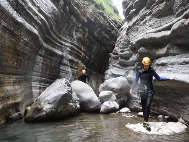  Marcher sur les rochers de la rivière 